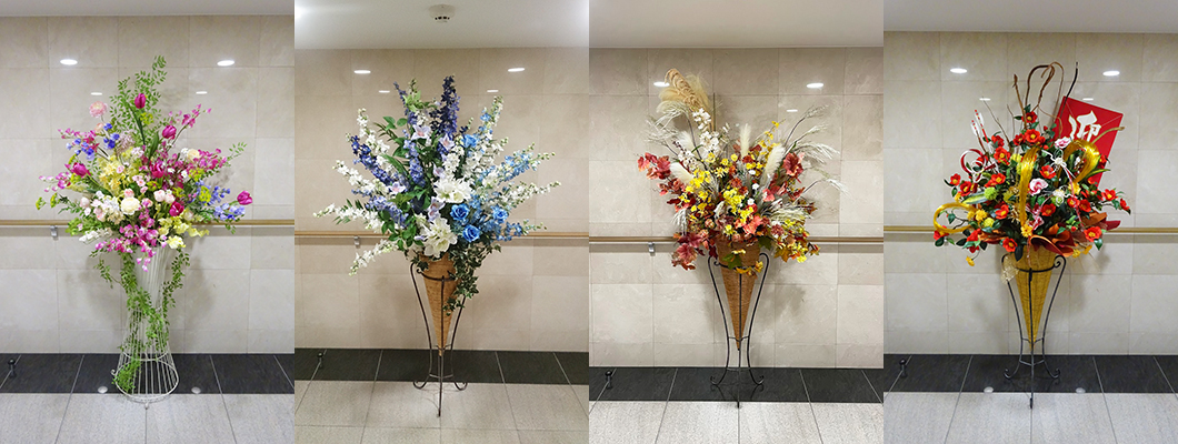 マンションエントランスの季節の造花スタンドアレンジメント