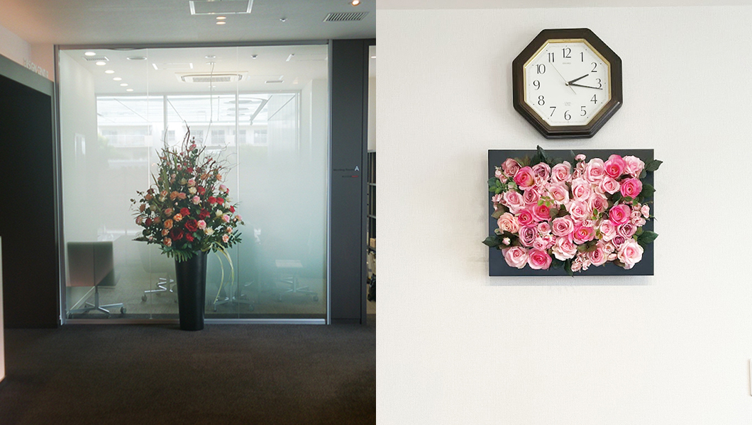 オーダーメイド制作したショールームの造花アレンジメントとバラのフレームアレンジメント