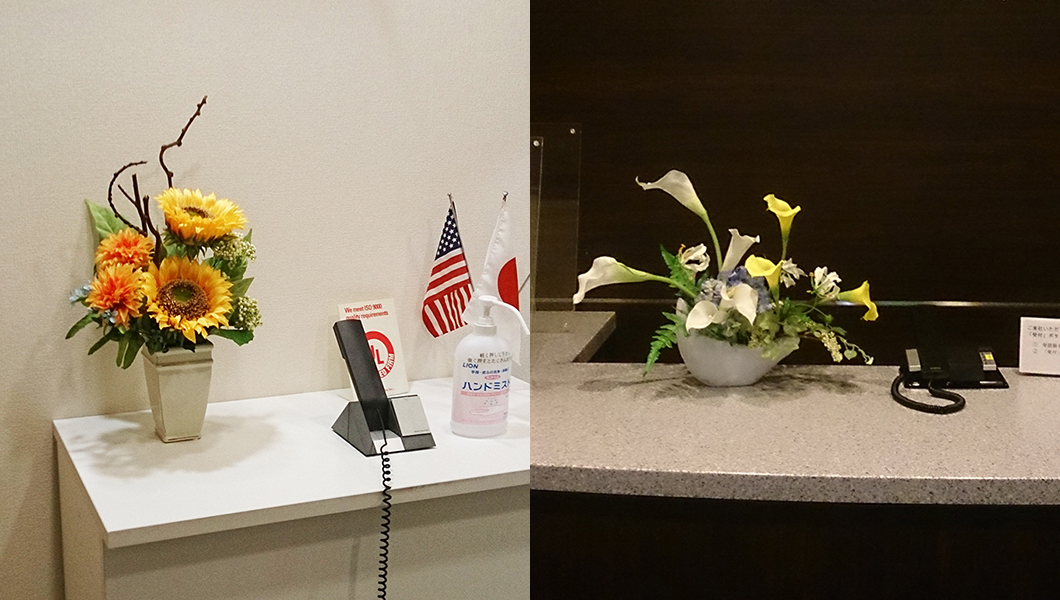 オフィス受付の内線電話横の造花アレンジメント
