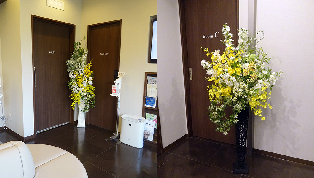 クリニック待合室と入口の造花装飾