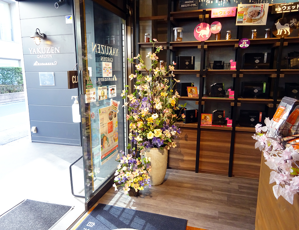 ハナミズキとスイトピーの春らしい大型アレンジメント