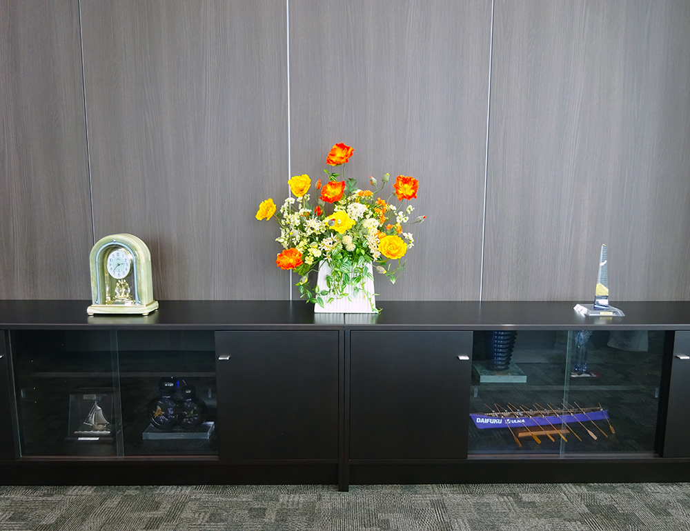 オフィスの役員応接室に飾られた春らしいアレンジメント