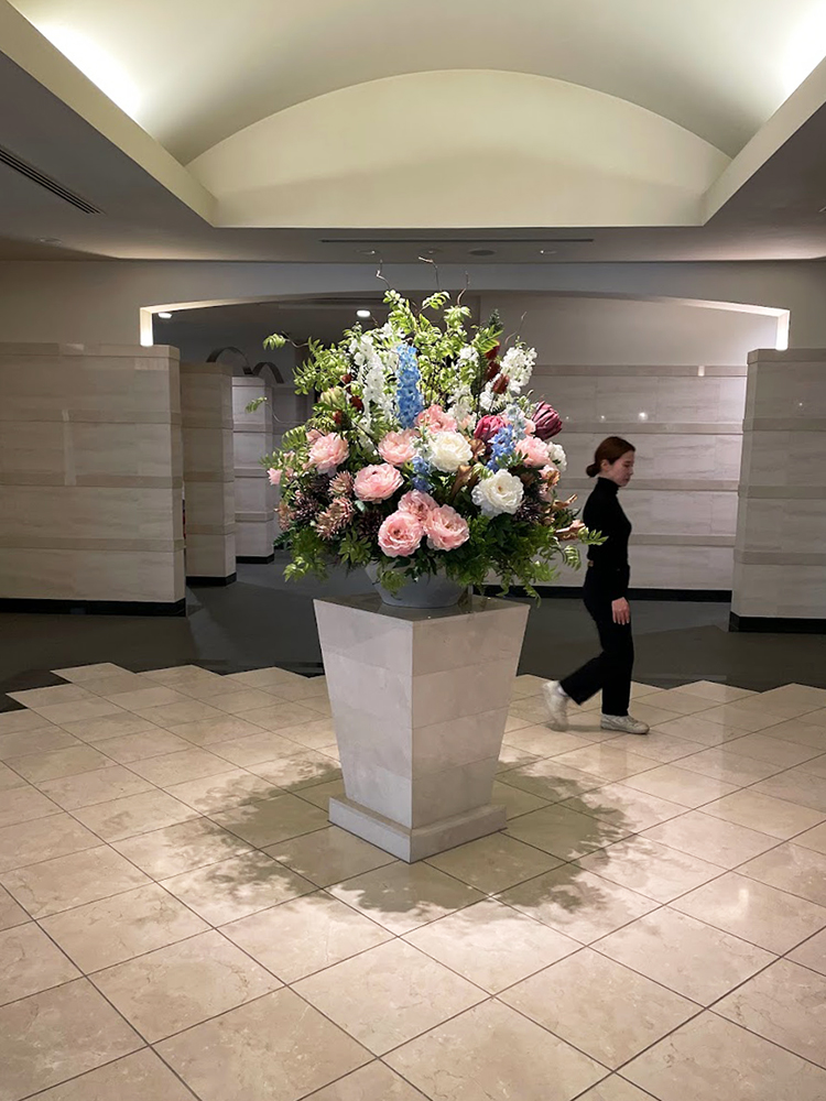 タワーマンションのエントランスに飾られた造花アレンジメント