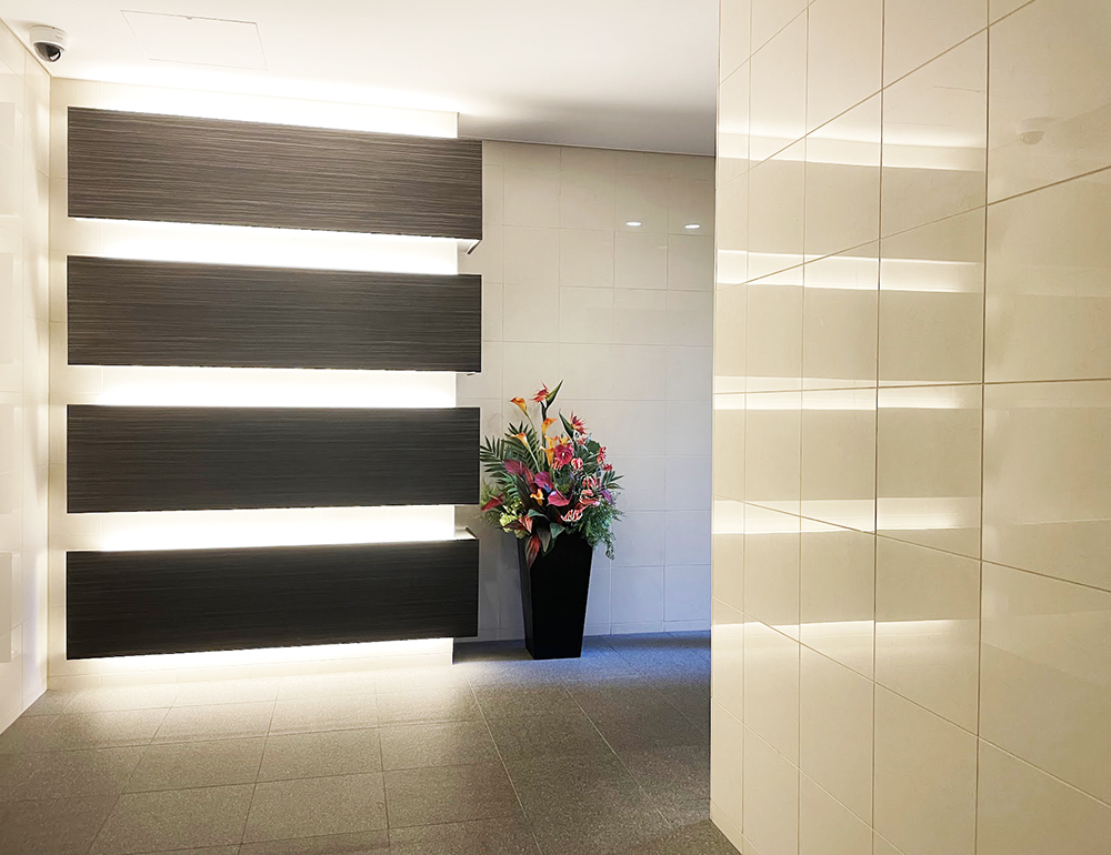 クリニックの受付カウンターに飾られたの造花アレンジメント