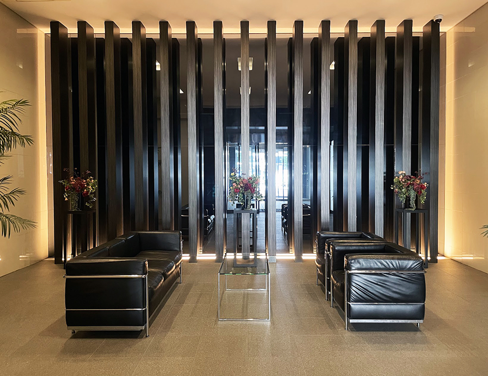 マンションのエントランスに飾っている3個の造花アレンジメント