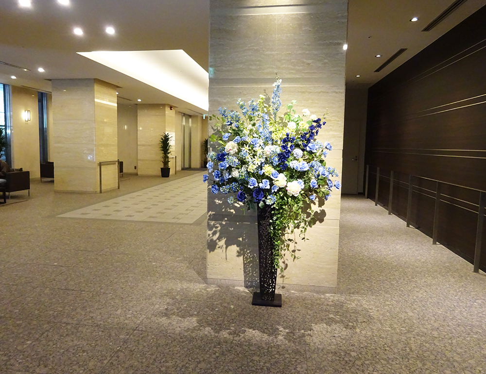 マンションのエントランスの造花スタンドアレンジメント