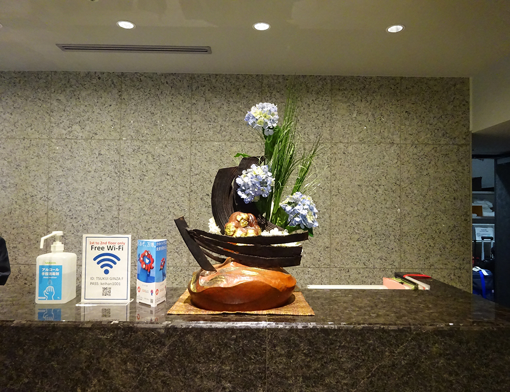 ホテルのフロントに飾られた紫陽花の造花アレンジメント