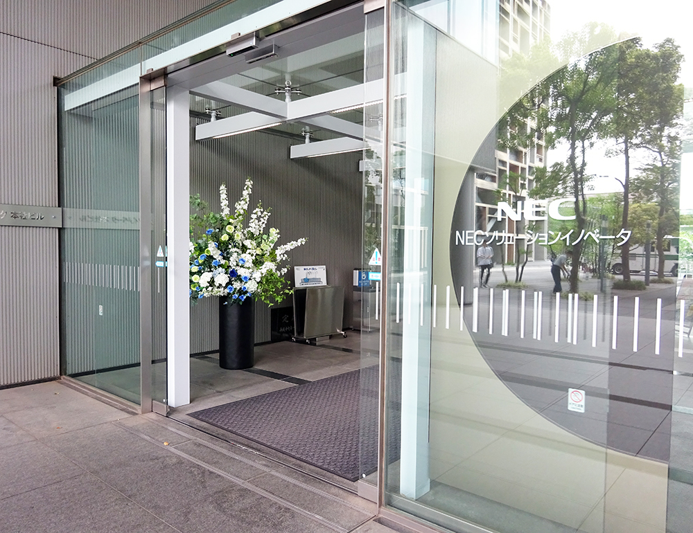 会社エントランスの紫陽花を使ったブルー系の大型造花アレンジメント