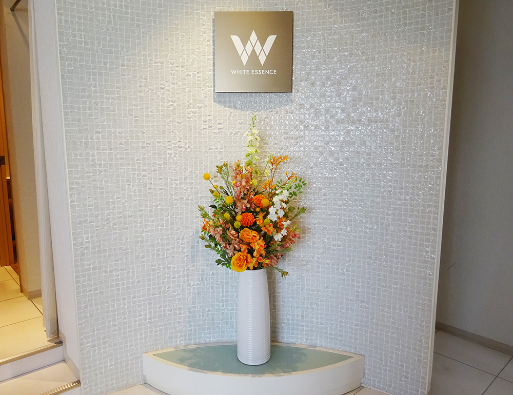 歯医者のエントランスの造花アレンジメント