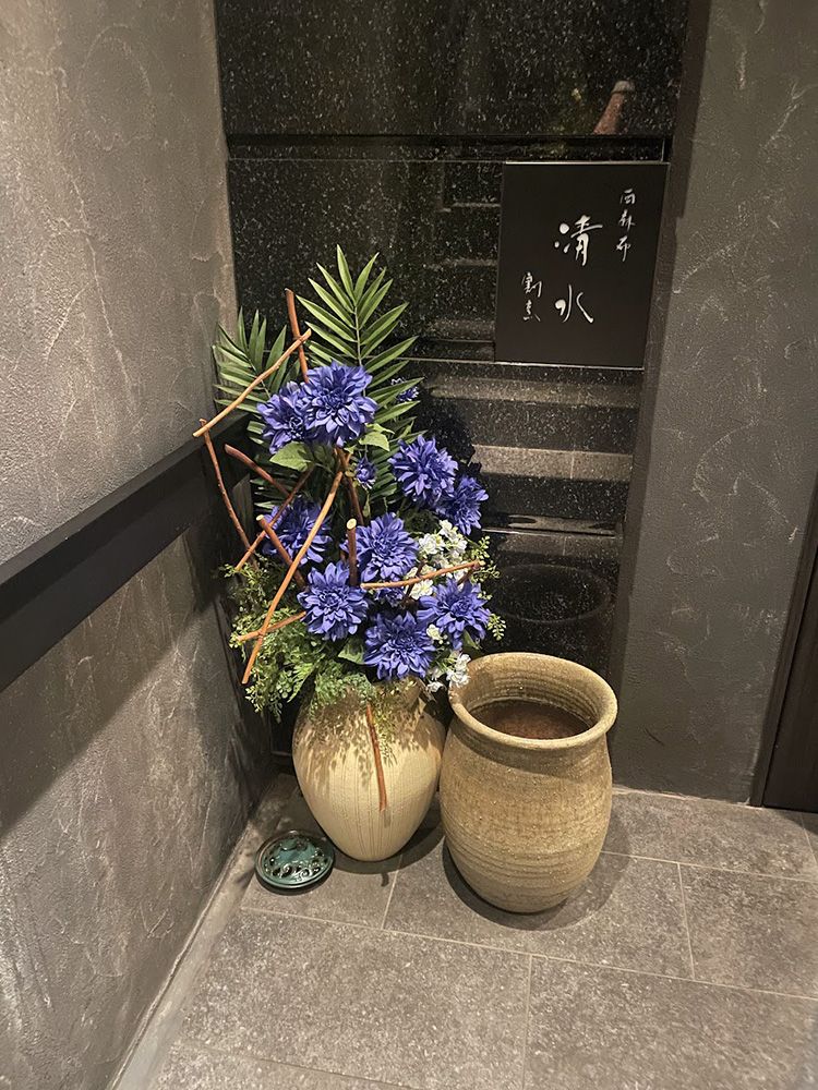 和食割烹料理店入口のブルーダリアの造花アレンジメント