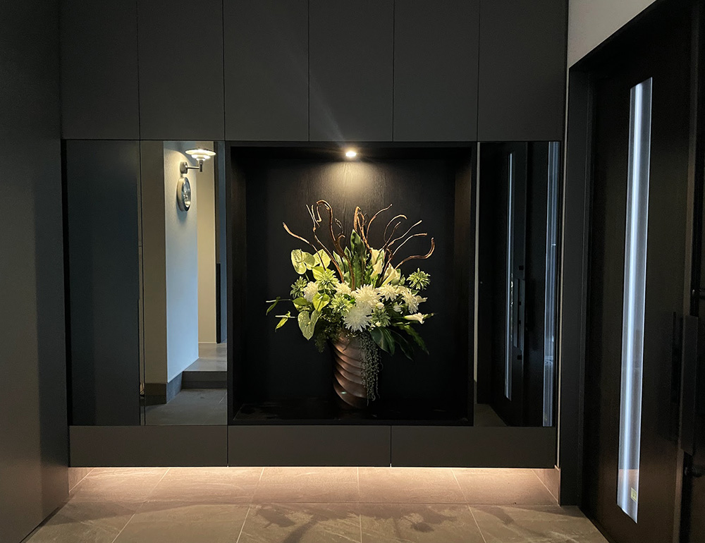 玄関のニッチに飾られた造花アレンジメント