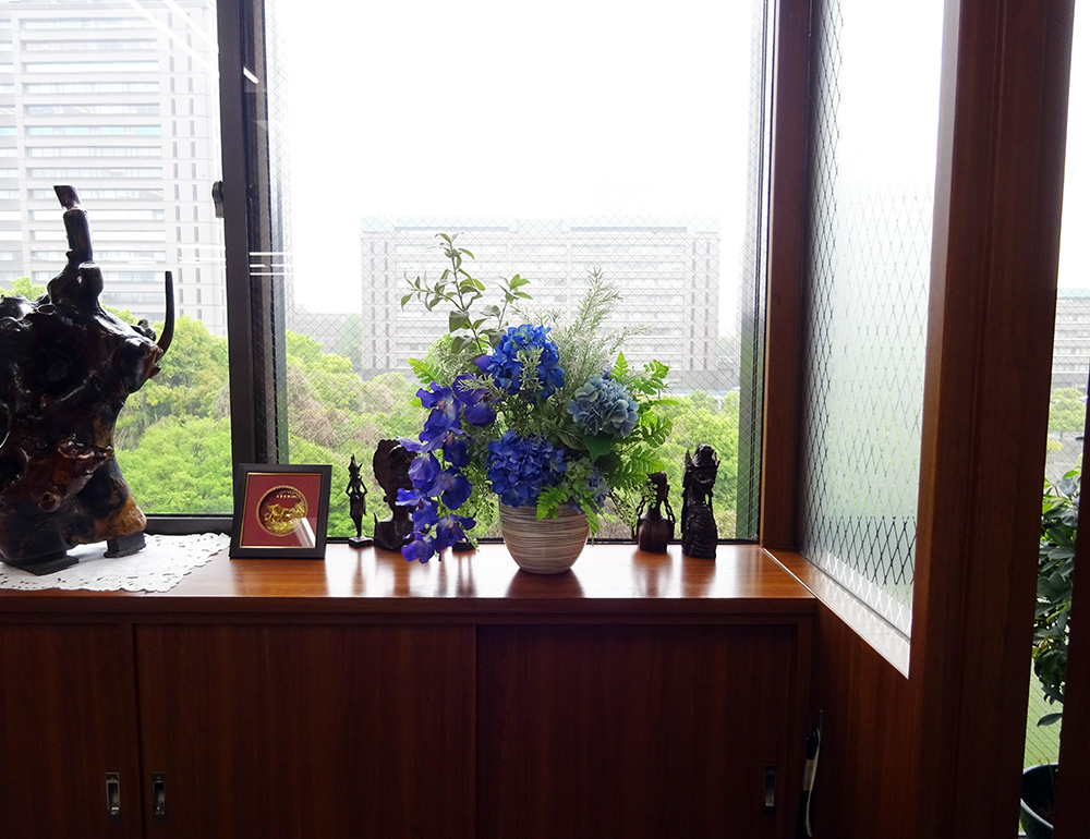 会社の入口棚の造花アレンジメント