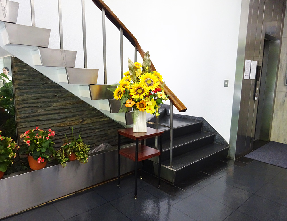 オフィスビルエントランスに飾られた造花アレンジメント