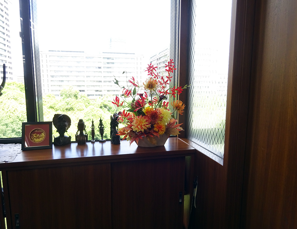 会社の入口棚の造花アレンジメント