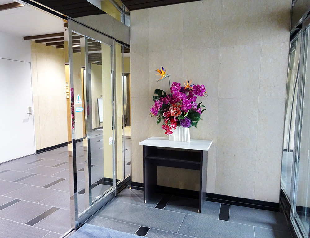 会社の入口棚の造花アレンジメント