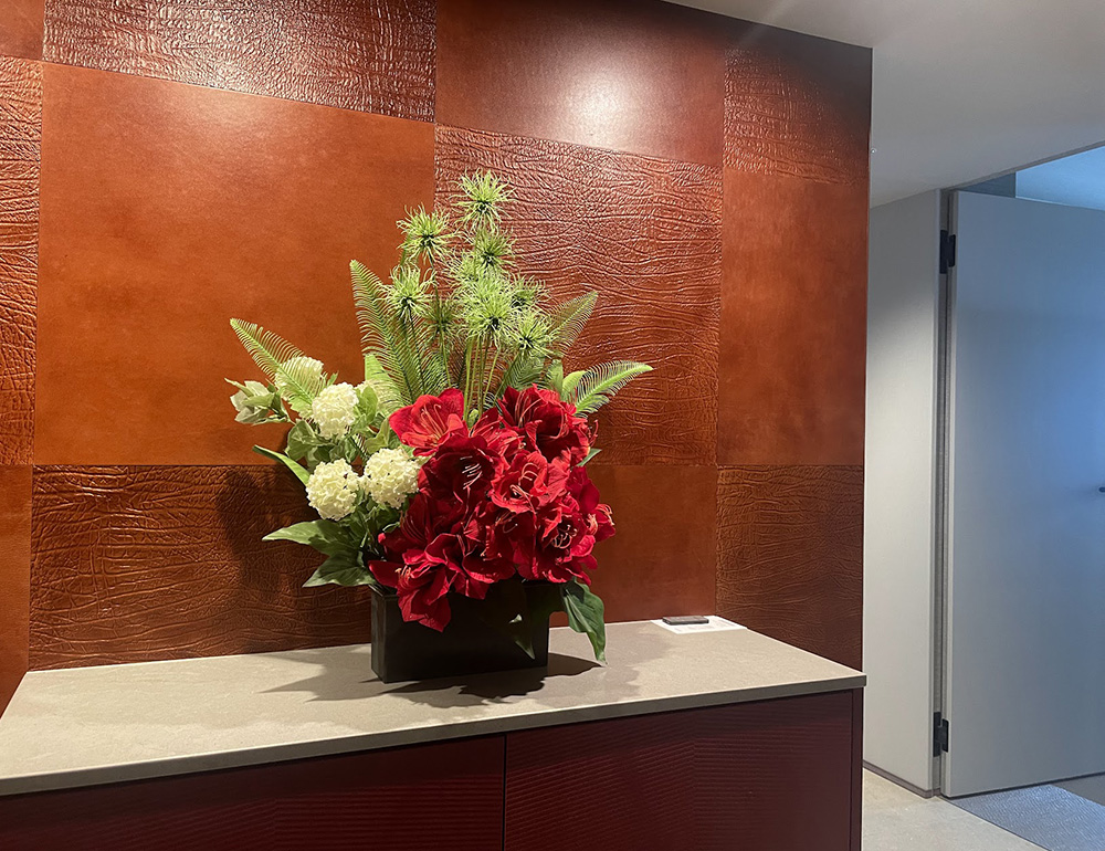 玄関の造花アレンジメント