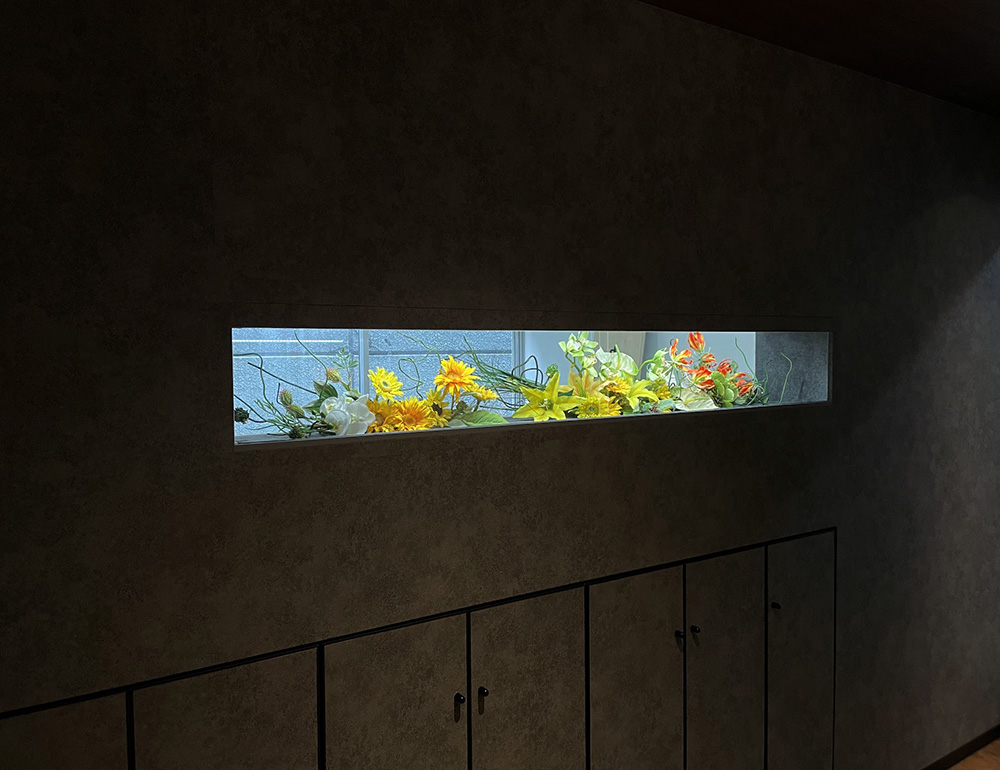 壁面ニッチの夏の造花装飾