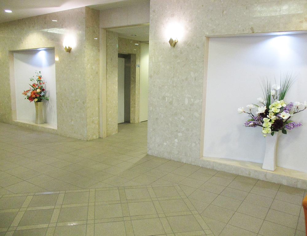 マンションのエントランスに飾っている造花アレンジメント