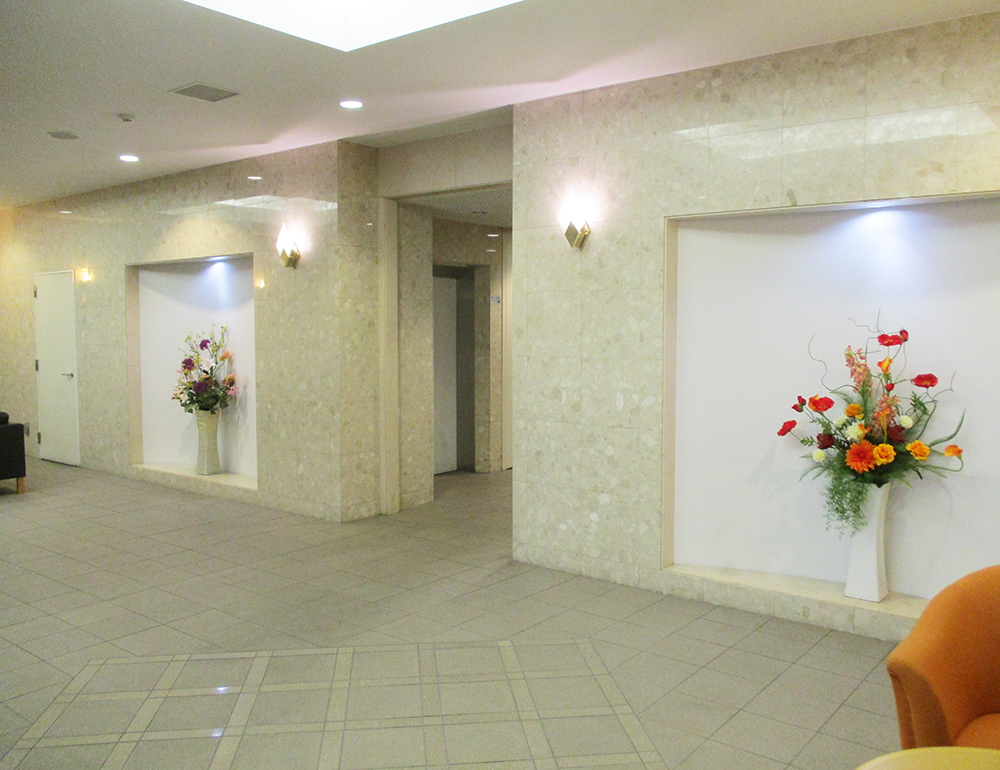 マンションのエントランスに飾っている造花アレンジメント