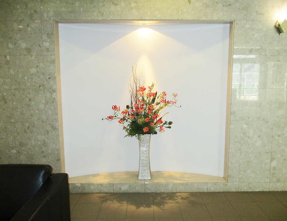 マンションのエントランスに飾っている造花アレンジメント