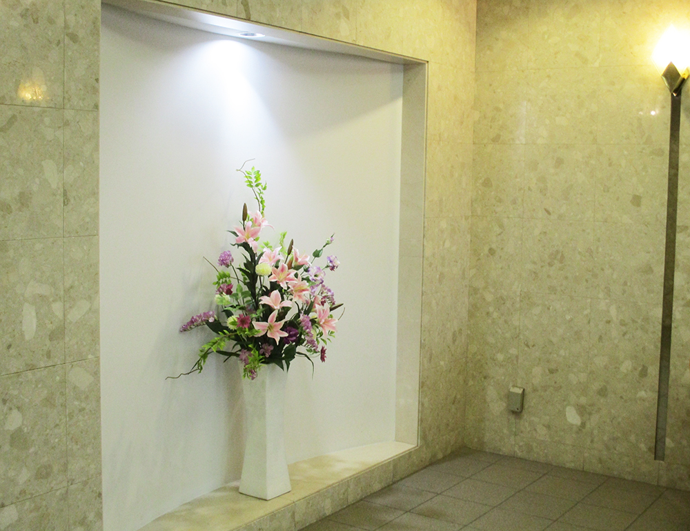 マンションのエントランスに飾っている造花アレンジメント