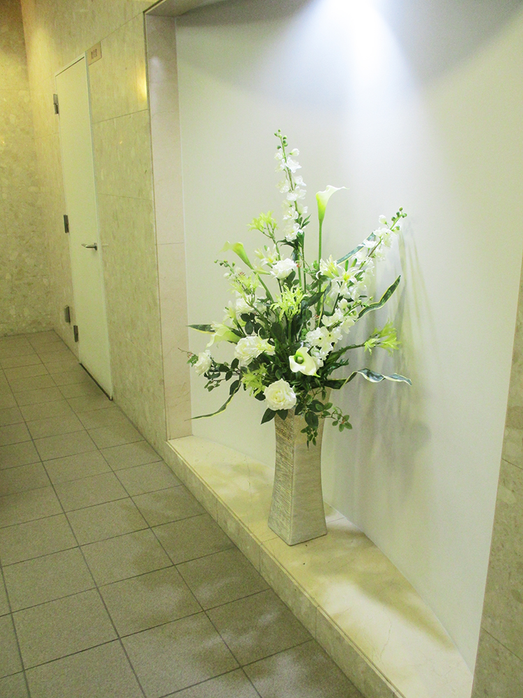 マンションのエントランスに飾っている造花アレンジメント