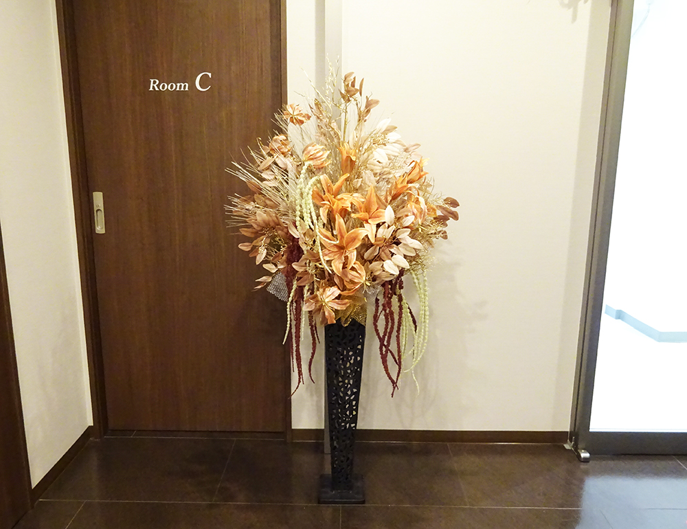 クリニックの新春の造花装飾