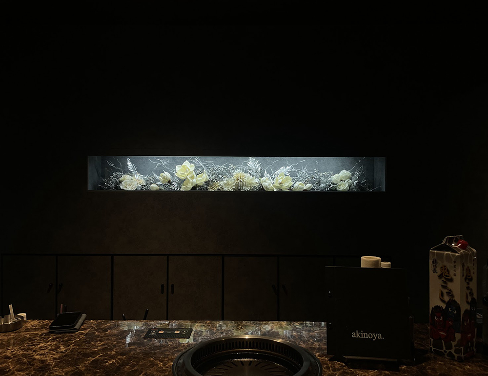 壁面ニッチの冬の造花装飾