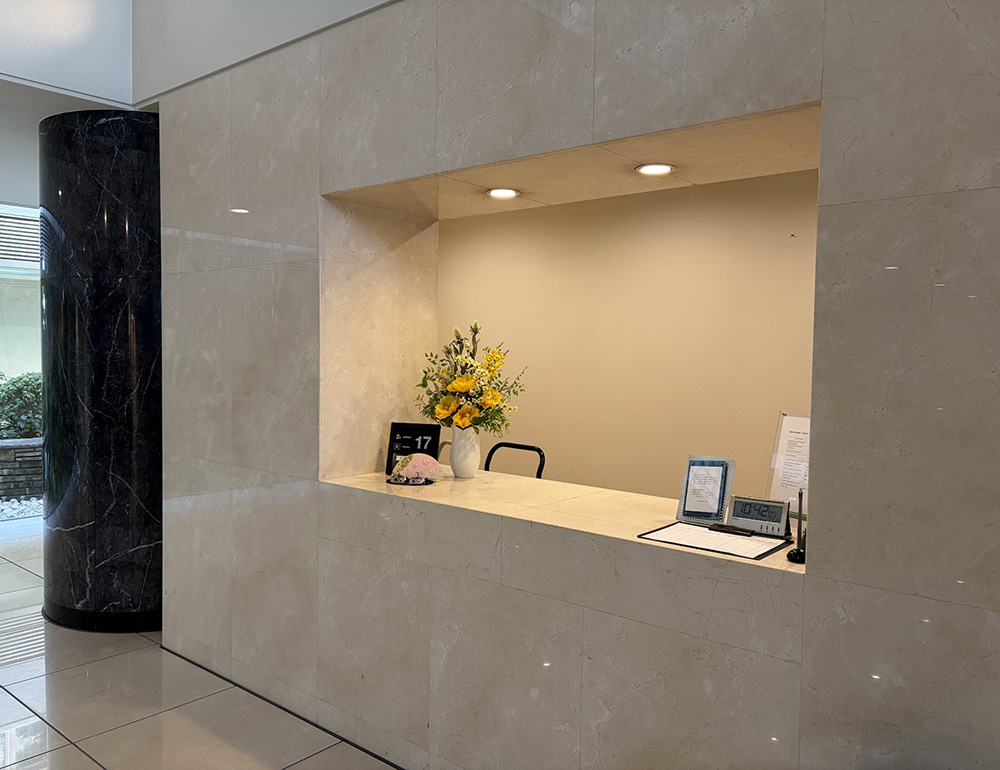 渋谷区高級マンションのフロントに飾られた春の造花アレンジメント