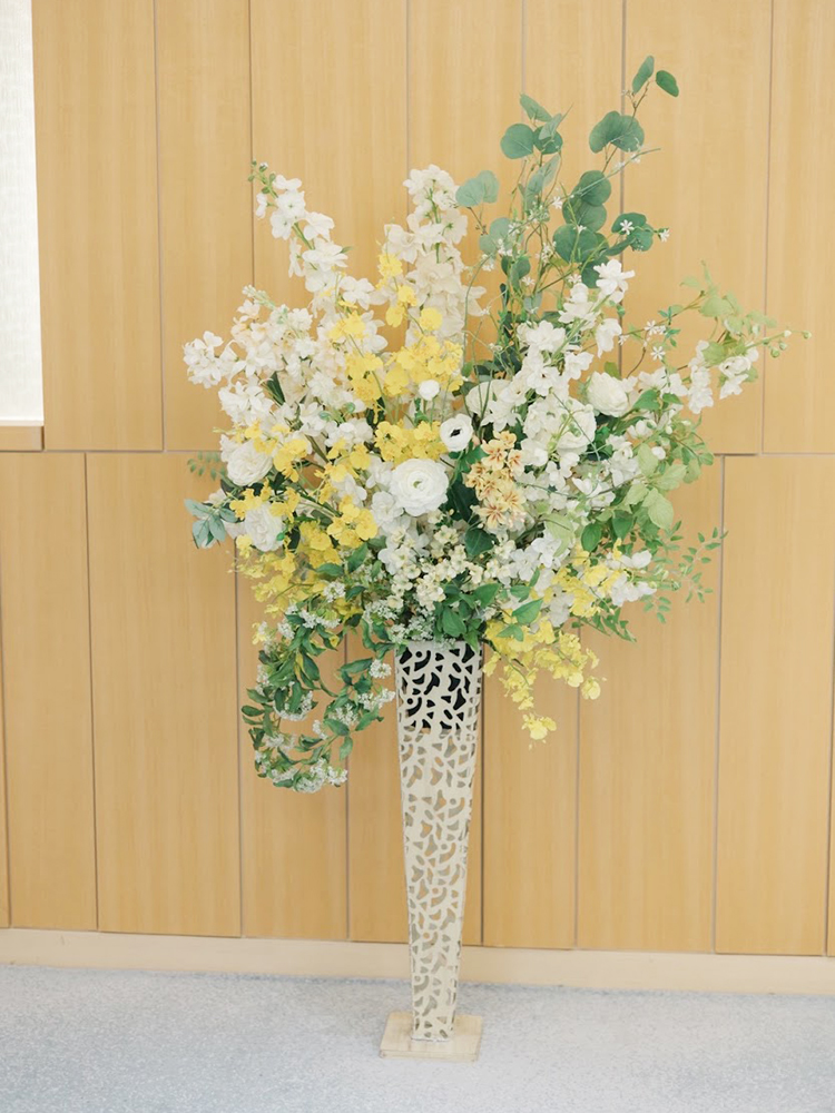 会場のスタンド花の造花装飾