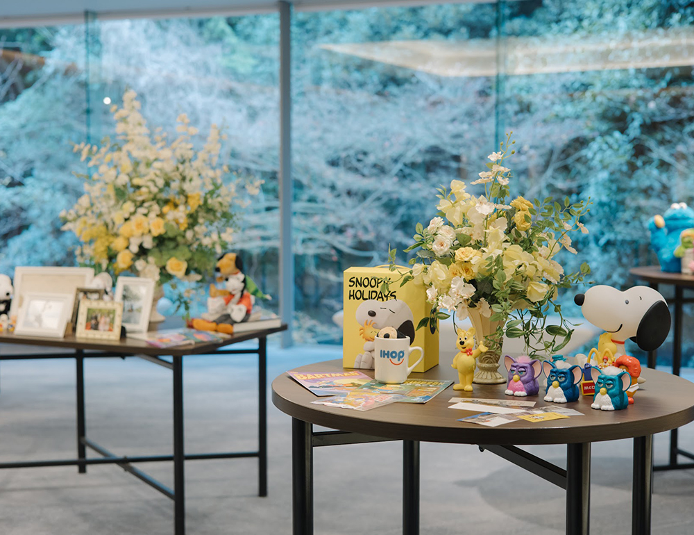 会場のイエローホワイト系の造花装飾と可愛い雑貨