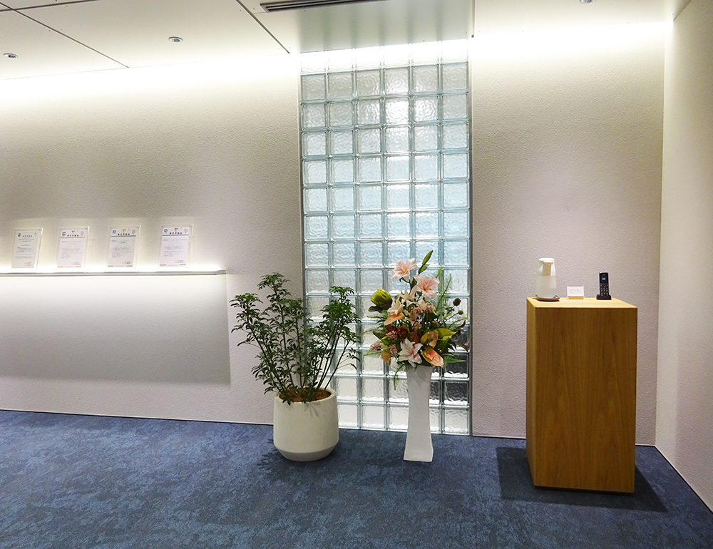 会社受付の夏の造花アレンジメント