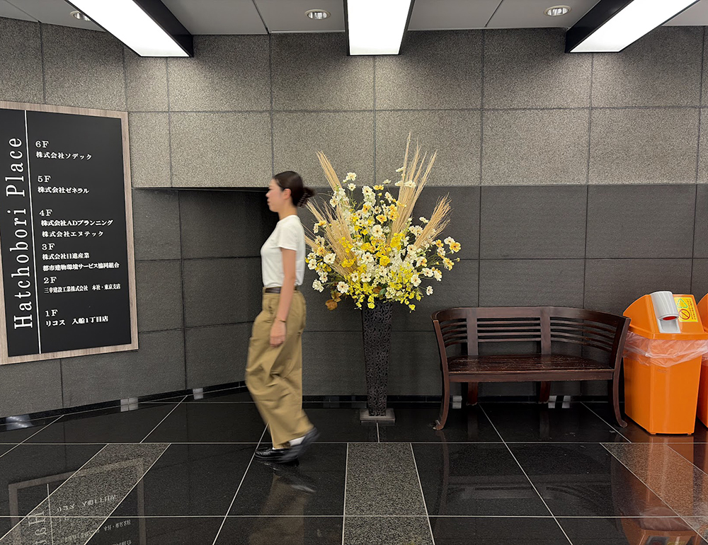 オフィスビルエントランスの秋の造花装飾